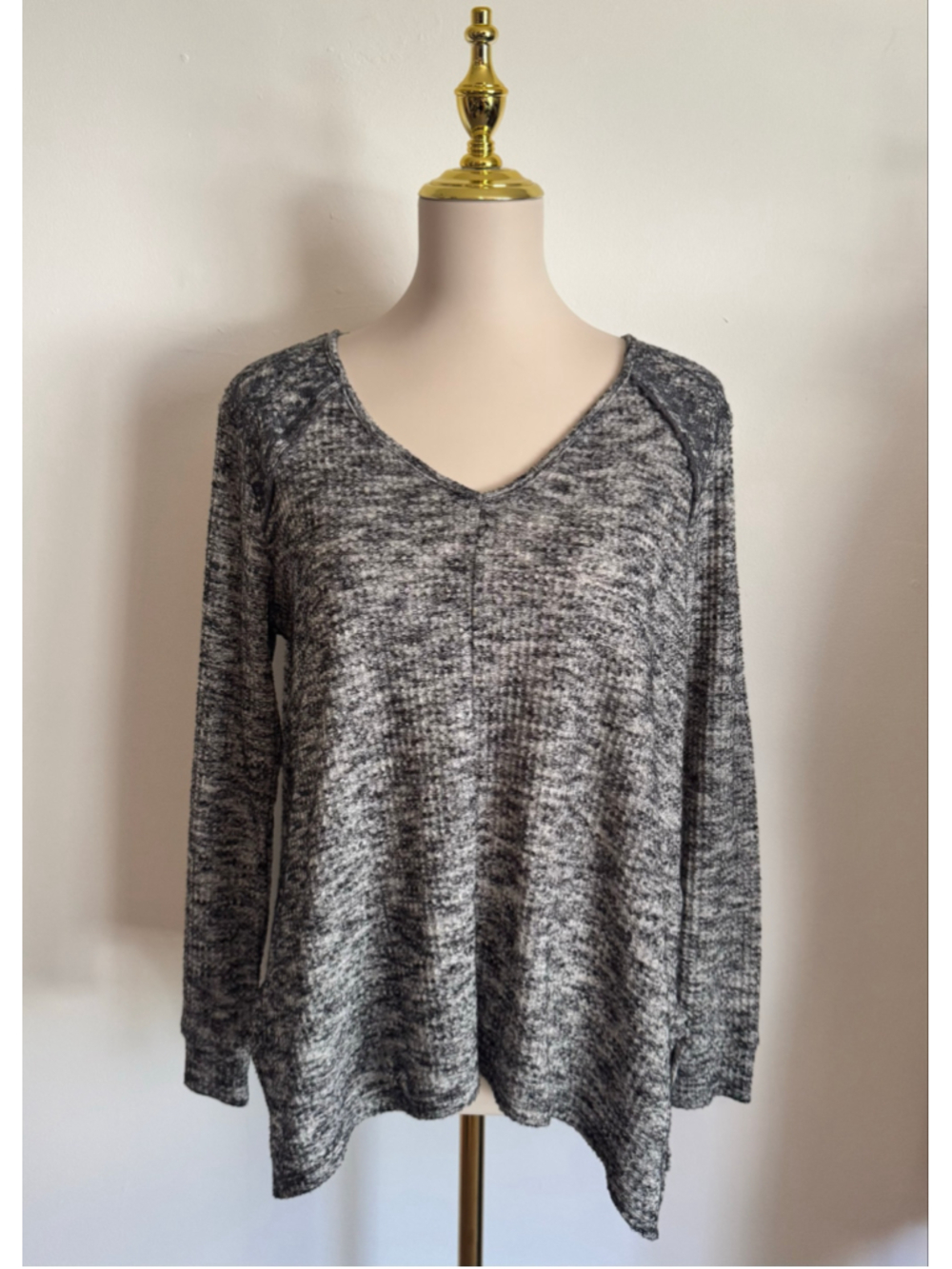 Women's Knox Rose Long Sleeve V-Neck Tee, Size M, Grey and White